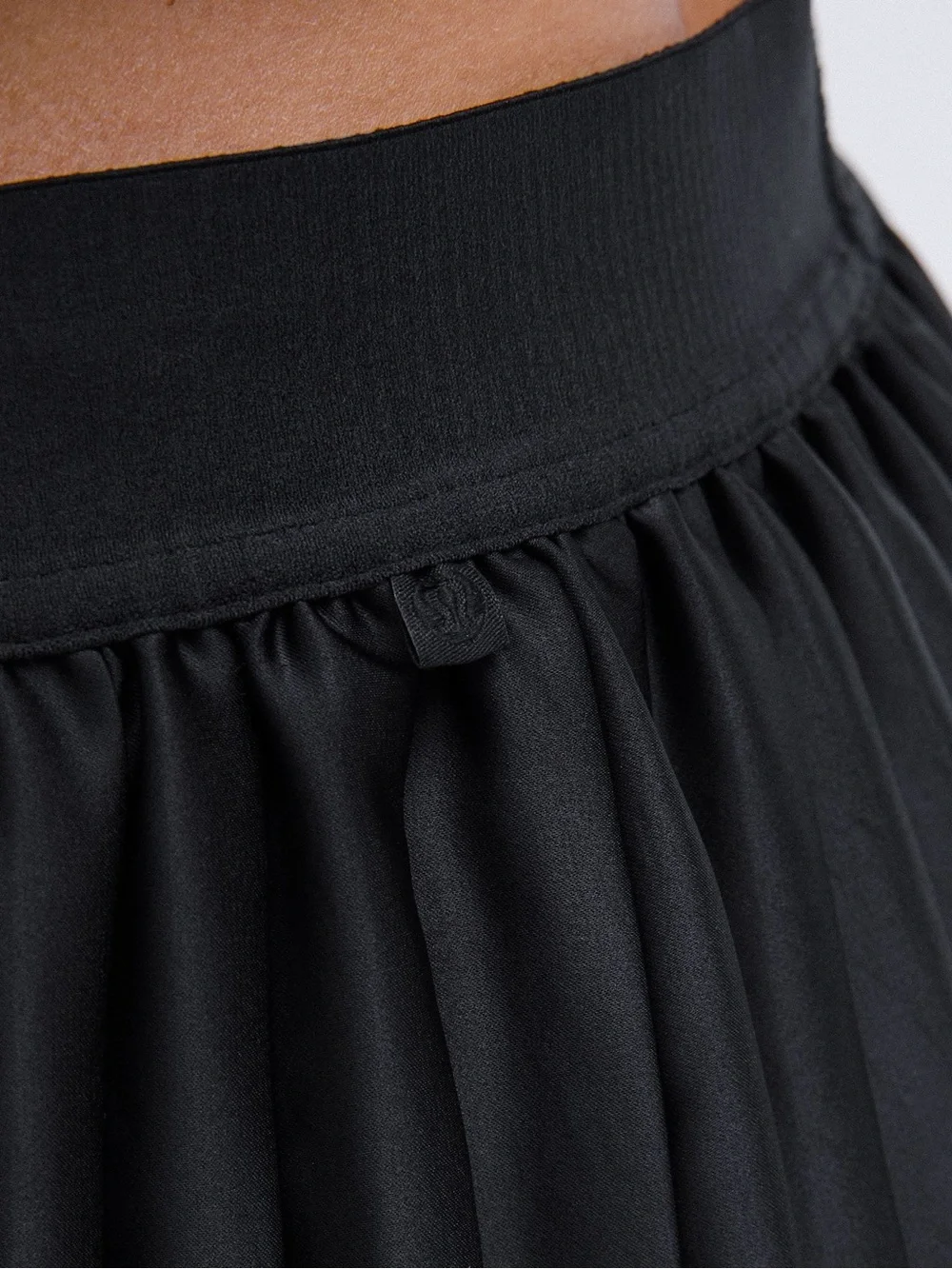 Lululemon Satin Pleated Black Woman’s Midi Skirt Size XS